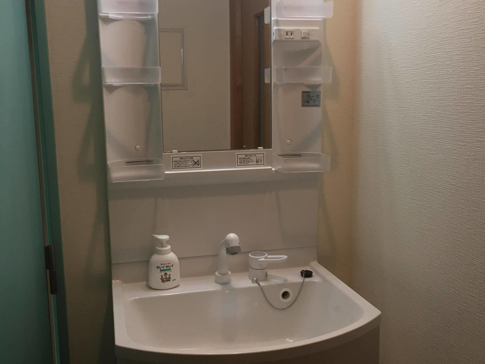 T&K Hostel Kobe Sannomiya East Екстер'єр фото